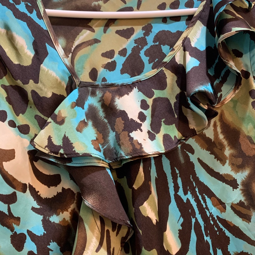 Larry Levine Animal Print Ruffled top  med armpit to armpit 23” length 27” - Picture 3 of 5